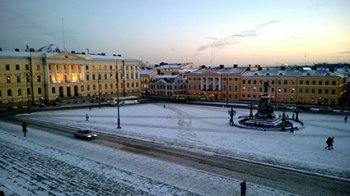 Senaatintori talvella, lunta maassa